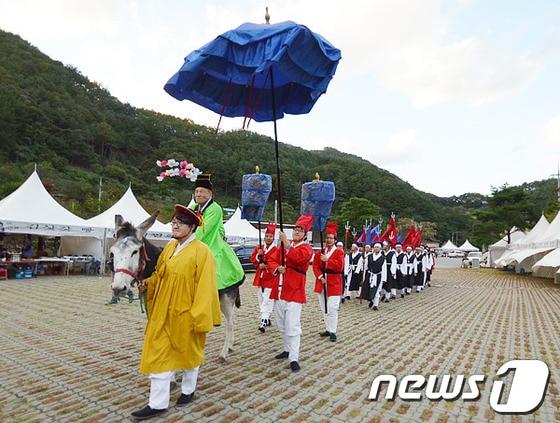 본문 이미지 - 11일 강원 영월군 김삿갓면 와석리 김삿갓유적지 일원에서 열린 '제16회 김삿갓 문학제'에서 급제자 축하 행렬이 이어지고 있다. 2013.10.11/뉴스1 ⓒ News1 하중천 기자