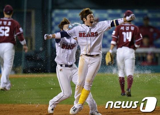본문 이미지 - '2013한국야쿠르트 세븐 프로야구' 준플레이오프(PO) 3차전 두산 베어스와 넥센히어로즈의 경기가 11일 서울 잠실야구장에서 열렸다.두산 14회말 무사 1,3루 상황 이원석이 끝내기 안타를 날린 후 환호하고 있다. 2013.10.11/뉴스1 © News1 이동원 기자