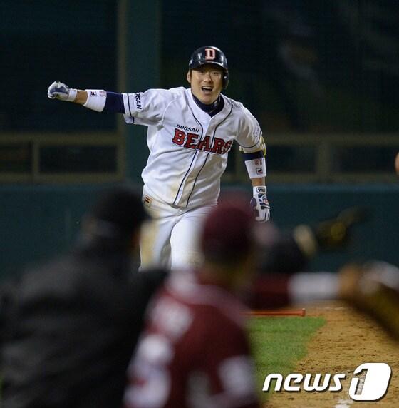 본문 이미지 - '2013한국야쿠르트 세븐 프로야구' 준플레이오프(PO) 3차전 두산 베어스와 넥센히어로즈의 경기가 11일 서울 잠실야구장에서 열렸다.두산 14회말 무사 1,3루 상황 이원석이 끝내기 안타를 날린 후 환호하고 있다. 2013.10.11/뉴스1 © News1 이동원 기자