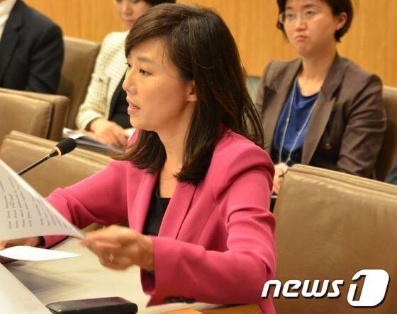 본문 이미지 - 조윤선 여성가족부 장관이 11일 미국 뉴욕에서 열린 유엔총회 제3위원회에서 위안부 피해자 할머니들의 사례를 소개하며, 일본의 책임 있는 조치를 촉구하는 연설을  하고 있다.  © News1  