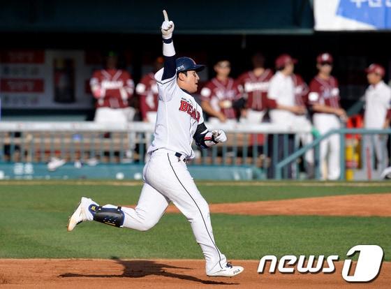 본문 이미지 - '2013한국야쿠르트 세븐 프로야구' 준플레이오프(PO) 4차전 두산 베어스와 넥센히어로즈의 경기가 12일 서울 잠실야구장에서 열렸다.두산 6회말 1사 1루 상황 최재훈이 좌중간 투런홈런을 날린 후 환호하고 있다. 2013.10.12/뉴스1 © News1 이동원 기자
