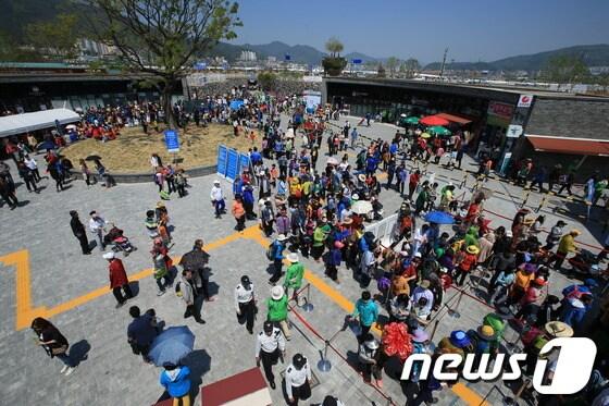 본문 이미지 - 순천정원박람회 조직위원회는 개장 176일째인 12일 오후 4시1분에 목표관람객 400만명을 기록했다고 밝혔다.(조직위 제공) © News1 서순규 기자