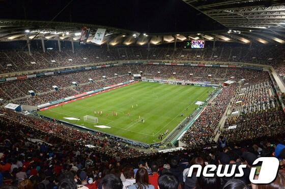본문 이미지 - 6만여석을 가득 메운 서울월드컵경기장에서 12일 오후 홍명보 감독이 이끄는 한국 축구대표팀과 브라질 대표팀과의 평가전이 펼쳐지고 있다.2013.10.12/뉴스1 © News1 최영호 기자