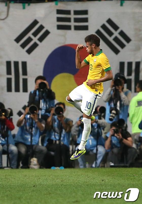 본문 이미지 - 브라질의 신성 네이마르. 사진은 지난 해 10월 한국과의 친선경기에서 골을 넣고 환호하는 모습./뉴스1 © News1 한재호 기자