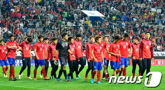 본문 이미지 - 12일 오후 서울 마포구 서울월드컵경기장에서 열린 하나은행초청 대한민국 국가대표팀과 브라질 국가대표팀과의 평가전에서 2-0으로 패한 대한민국 축구 대표팀이 경기장을 나오고 있다.2013.10.12/뉴스1 © News1   최영호 기자