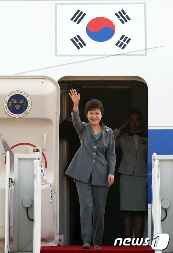 본문 이미지 - 박근혜 대통령이 지난 13일 인도네시아·브루나이 순방 일정을 마치고 경기도 성남 서울공항을 통해 귀국하며 손을 흔들어 인사하고 있다.                                                                                                   2013.10.13/뉴스1 © News1 양동욱 기자