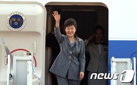 본문 이미지 - 박근혜 대통령이 13일 오전 인도네시아·브루나이 순방 일정을 마치고 경기도 성남 서울공항을 통해 귀국하며 손을 흔들어 인사하고 있다.박 대통령은 순방기간동안 인도네시아 발리에서 열린 APEC 정상회의와 브루나이에서 열린 아세안 관련 정상회의 등에 잇따라 참석해 보호무역 철폐와 무역자유화 등을 강조했다. 인도네시아 유도요노 대통령과의 정상회담에서는 올해 내 포괄적 경제동반자 협정인 세파&#40;CEPA&#41;를 타결짓기로 합의했다. 2013.10.13/뉴스1 © News1   양동욱 기자