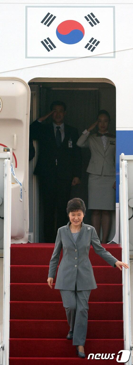 본문 이미지 - 박근혜 대통령이 지난 13일 인도네시아·브루나이 순방 일정을 마치고 경기도 성남 서울공항을 통해 귀국하고 있다.  2013.10.13/뉴스1 © News1 양동욱 기자