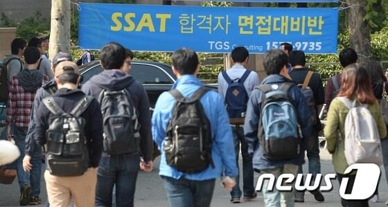 본문 이미지 - 지난 13일 서울 강남구 대치동 단국대학교사범대학부속고등학교에서 삼성 직무적성검사(SSAT)를 마친 수험생들이 교문을 빠져나오고 있다.이번 공채에서는 5500명 모집에 지원자가 10만명을 넘어 20대1의 사상 최대 경쟁률을 기록했다. 2013.10.13/뉴스1 © News1 양동욱 기자