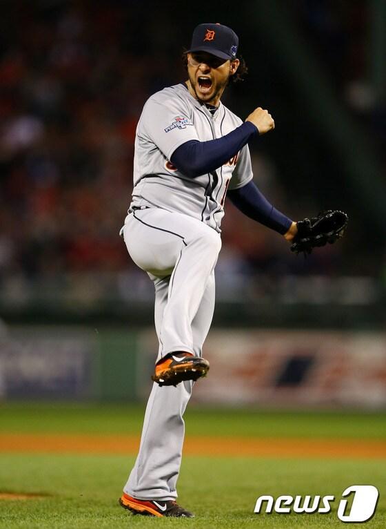 본문 이미지 - 13일(한국시간) 미국 메사추세츠주 보스턴 펜웨이파크에서 열린 2013 메이저리그 챔피언십시리즈 1차전 디트로이트 타이거스-보스턴 레드삭스의 경기에서 6회말 2사 만루의 위기에서 스테판 드류(보스턴)를 삼진 처리하며 위기를 벗어난 아니발 산체스(디트로이트)가 포효하고 있다. © AFP=News1  