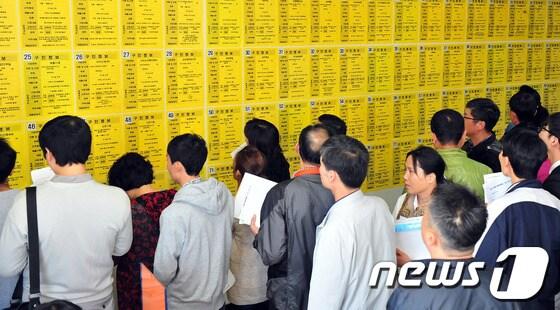 본문 이미지 - 인천시 부평구가 마련한 ‘2013 부평 취업박람회’에서 구직자들이 구인공고를 확인하고 있다,./뉴스1© News1 주성남 기자