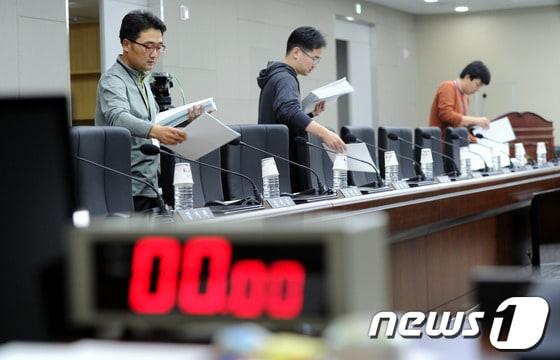 본문 이미지 - 국정감사를 하루 앞둔 13일 오후 세종특별자치시 정부세종청사에서 직원들이 국정감사를 준비하고 있다. 2013.10.13/뉴스1 © News1   김용빈 기자