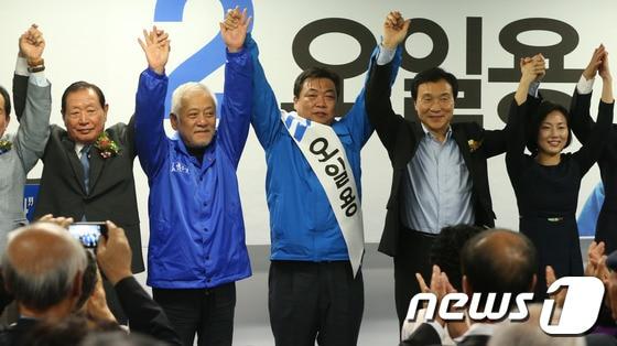 본문 이미지 - 김한길 민주당 대표와 손학규 상임고문, 재보선 경기 화성갑에 출마한 오일용 후보가 13일 오후 경기 화성시 봉담읍에서 열린 오 후보의 선거사무실 개소식에서 손을 맞잡고 인사를 하고 있다. 2013.10.13/뉴스1 © News1   송원영 기자