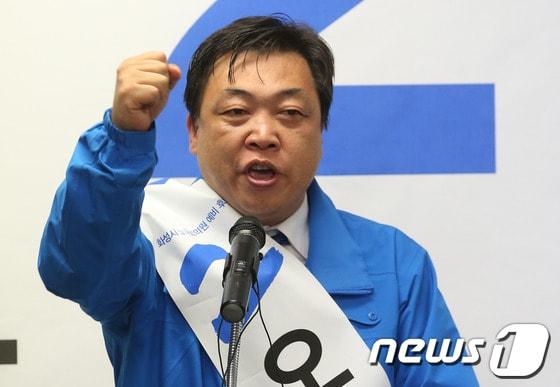 본문 이미지 - 경기 화성갑 재보선에 출마한 오일용 후보가 지난 13일 경기 화성시 봉담읍에서 열린 오 후보의 선거사무실 개소식에서 출마의 변을 밝히고 있다. 2013.10.13/뉴스1 © News1 송원영 기자