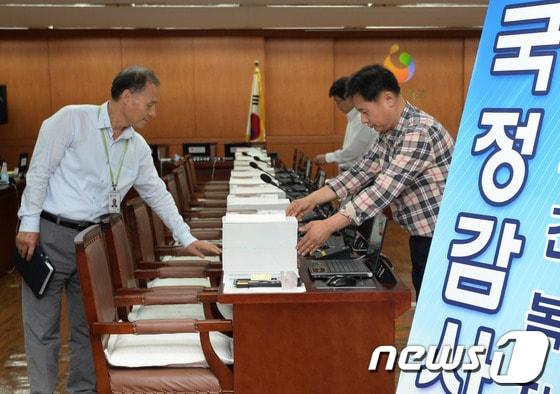 본문 이미지 - 박근혜 정부 첫 국정감사를 하루 앞둔 13일 오후 서울 계동 보건복지부 국정감사장에서 관계자들이 막바지 준비로 분주하다. 2013.10.13/뉴스1 © News1   박철중 기자