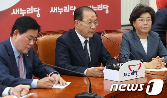 본문 이미지 - 황우여 새누리당 대표가 14일 오전 서울 여의도 국회에서 열린 최고위원회의에서 모두 발언을 하고 있다. 황 대표는 이날 회의에서 국정감사와 관련, 