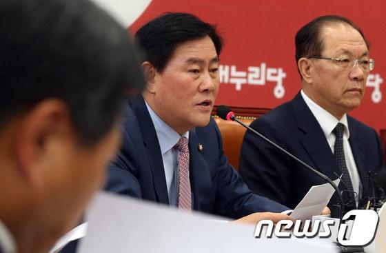 본문 이미지 - 최경환 새누리당 원내대표가 14일 오전 서울 여의도 국회에서 열린 최고위원회의에서 모두 발언을 하고 있다. 최 원내대표는 이날 회의에서 