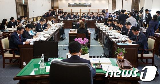 본문 이미지 - 박근혜 정부 들어 첫 국정감사가 열린 14일 서울 세종로 정부서울청사에서 안전행정부에 대한 국정감사가 진행되고 있다. 2013.10.14/뉴스1 © News1   유승관 기자