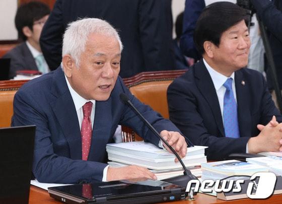 본문 이미지 - 김한길 민주당 대표가 14일 오전 서울 여의도 국회에서 열린 외교통일위원회 국정감사에서 인사말을 하고 있다. 2013.10.14/뉴스1 © News1 송원영 기자