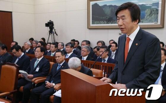 본문 이미지 - 윤병세 외교부 장관이 국정감사 첫날인 14일 오전 서울 여의도 국회에서 열린 외교통일위원회 국정감사에서 업무보고를 하고 있다. 2013.10.14/뉴스1 © News1 송원영 기자