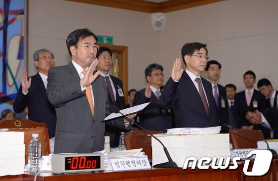 본문 이미지 - 차한성 법원행정처장을 비롯한 관계자들이 14일 오전 서울 서초구 대법원에서 열린 국정감사에서 선서하고 있다. © News1 이동원 기자