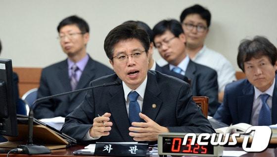 본문 이미지 - 이영찬 보건복지부 차관이 14일 서울 종로구 계동 보건복지부에서 열린 국회 보건복지위원회 국정감사에서 의원들의 질의에 답변하고 있다. /뉴스1 © News1 양동욱 기자