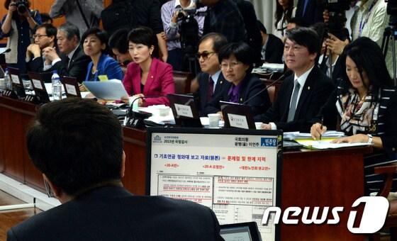 본문 이미지 - 14일 오전 서울 종로구 계동 보건복지부에서 열린 국회 보건복지위원회의 보건복지부에 대한 국정감사에서 이언주 민주당 의원&#40;오른쪽 다섯번째&#41;이 이영찬 차관에게 기초연금 관련 질의를 하고 있다. 이번 국정감사는 국회 16개 상임위가 630개 기관을 감사하는 헌정 사상 최대 규모로 다음 달 2일까지 20일 동안 진행된다. 2013.10.14/뉴스1 © News1   양동욱 기자