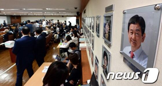 본문 이미지 - 14일 오전 서울 종로구 계동 보건복지부에 마련된 국정감사장에 진영 전 장관의 사진이 걸려 있다. © News1 양동욱 기자