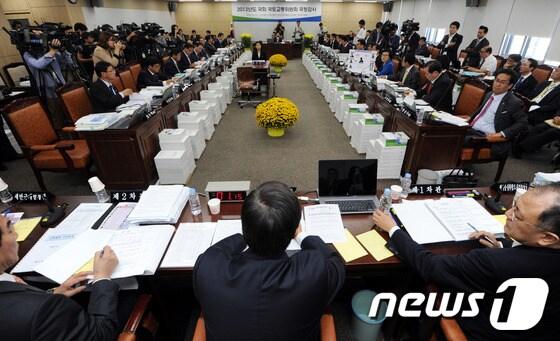 본문 이미지 - 14일 오전 세종특별자치시 정부세종청사에서 국토교통부 2013 국정감사가 열리고 있다. 2013.10.14/뉴스1 © News1 김용빈 기자