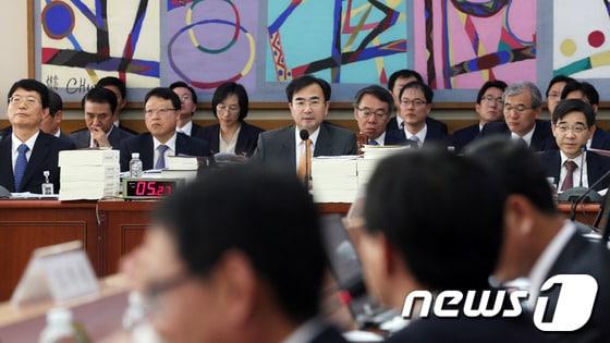본문 이미지 - 차한성 법원행정처장이 14일 오전 서울 서초구 대법원에서 열린 국회 법사위원회의 대법원 국정감사에서 의원들의 질의에 답변하고 있다. © News1 허경 기자