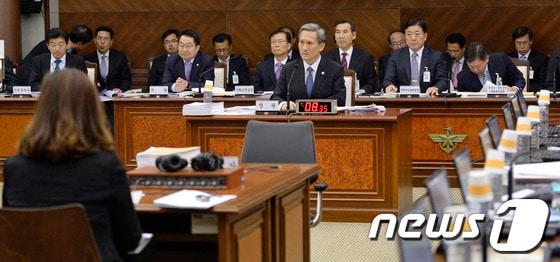 본문 이미지 - 14일 오전 서울 용산구 국방부에서 열린 국정감사에서 김관진 장관이 의원의 질문을 듣고 있다. 2013.10.14/뉴스1 © News1   박지혜 기자