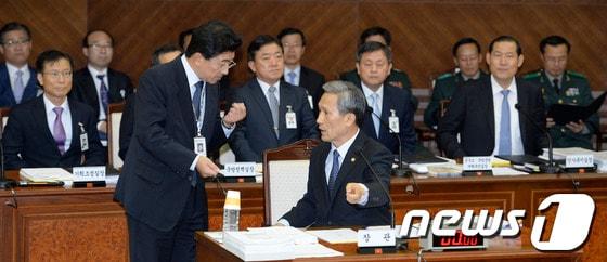본문 이미지 - 14일 오전 서울 용산구 국방부에서 열린 국정감사에서 김관진 장관이 증인선서에 앞서 한 직원과 대화를 나누고 있다. 2013.10.14/뉴스1 © News1   박지혜 기자