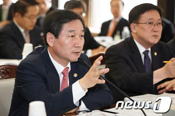 본문 이미지 - 유정복 안전행정부 장관이 14일 서울 세종로 정부서울청사에서 열린 안전행정부에 대한 국정감사에서 의원들의 질의에 답변하고 있다. 2013.10.14/뉴스1 © News1 유승관 기자