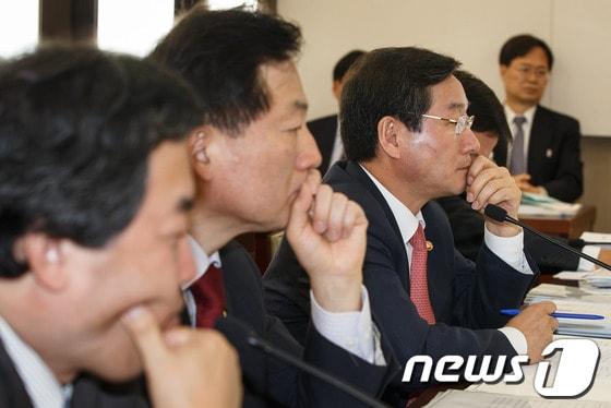 본문 이미지 - 유정복 안전행정부 장관&#40;오른쪽&#41;을 비롯한 차관들이 14일 서울 세종로 정부서울청사에서 열린 안전행정부에 대한 국정감사에서 의원들의 질의를 경청하고있다. 2013.10.14/뉴스1 © News1 유승관 기자