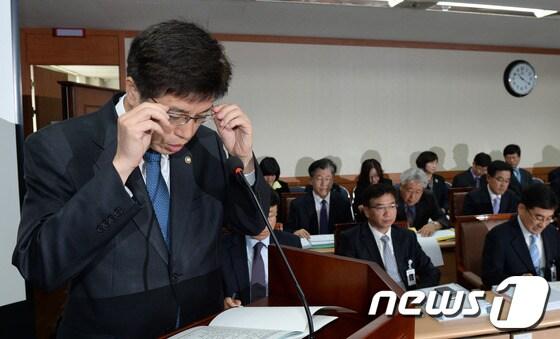 본문 이미지 - 이영찬 보건복지부 차관이 14일 오전 서울 종로구 계동 보건복지부에서 열린 국정감사에서 업무보고를 하는 중 안경을 고쳐쓰고 있다. © News1 양동욱 기자