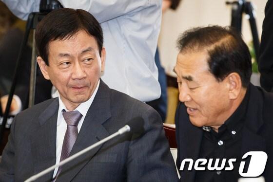 본문 이미지 - 진영 새누리당 의원이 14일 서울 세종로 정부서울청사에서 열린 안전행정부에 대한 국정감사에서 이재오 의원과 대화하고 있다. 2013.10.14/뉴스1 © News1   유승관 기자