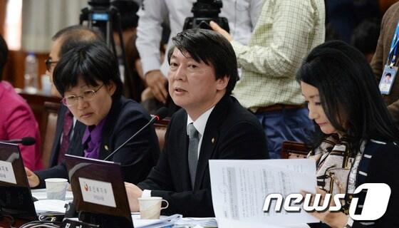 본문 이미지 - 안철수 무소속 의원이 지난 14일 오전 서울 종로구 계동 보건복지부에서 열린 국정감사에서 질의하고 있다.이번 국정감사는 국회 16개 상임위가 630개 기관을 감사하는 헌정 사상 최대 규모로 다음 달 2일까지 20일 동안 진행된다. 2013.10.14/뉴스1 © News1 양동욱 기자