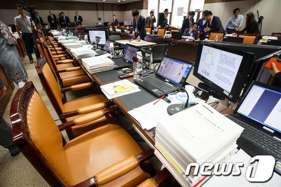 본문 이미지 - 박근혜 정부 국정감사 첫날인 14일 오전 서울 세종로 정부서울청사에서 열린 교육부에 대한 국정감사가 증인채택 문제로 난항을 거듭하다 중단된 후 국감장이 텅 비어있다. © News1 유승관 기자