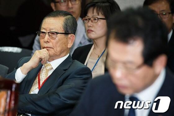 본문 이미지 - 유영익 국사편찬위원회 위원장이 14일 오전 서울 세종로 정부서울청사에서 열린 교육부에 대한 국정감사에 출석해 생각에 잠겨있다. 2013.10.14/뉴스1 © News1 유승관 기자