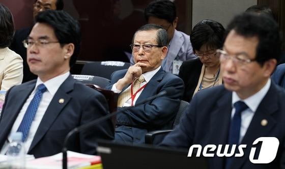 본문 이미지 - 유영익 국사편찬위원회 위원장이 14일 오전 서울 세종로 정부서울청사에서 열린 교육부에 대한 국정감사에 출석해 생각에 잠겨있다. 2013.10.14/뉴스1 © News1   유승관 기자