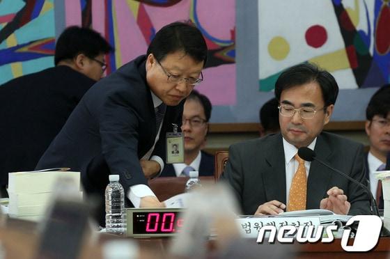 본문 이미지 - 차한성 법원행정처장이 14일 오후 서울 서초구 대법원에서 열린 국회 법사위원회의 대법원 국정감사에서 직원으로부터 자료를 받고 있다. © News1 허경 기자