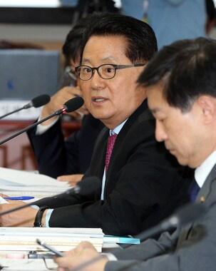 본문 이미지 - 박지원 민주당 의원이 14일 대법원에서 열린 국회 법사위원회 국정감사에서 차한성 법원행정처장에게 질의하고 있다. 2013.10.14/뉴스1 © News1 허경 기자