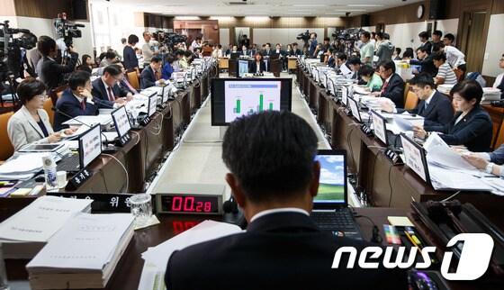 본문 이미지 - 박근혜정부 국정감사 첫 날인 14일 오후 서울 세종로 정부서울청사에서 오전에 증인채택 문제로 파행됐던 교육부에 대한 국정감사가 속개되고 있다. 2013.10.14/뉴스1 © News1 유승관 기자