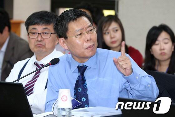 본문 이미지 - 박근혜 정부 첫 국정감사가 일제히 시작된 14일 경기도 과천 정부종합청사에서 열린 국회 미래창조과학방송통신위원회의 미래창조과학부에 대한 국정감사에서 최재천 민주당 의원이 최문기 장관을 상대로 