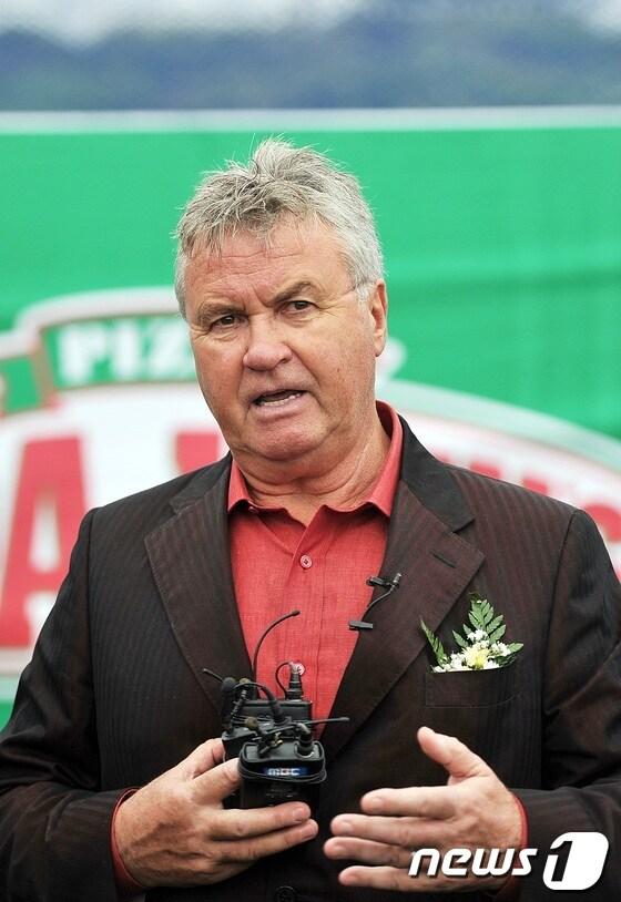 본문 이미지 - 14일 오후 제주대학교 제2운동장에서 열린 '거스 히딩크 드림필드 풋살구장' 개장식에서 거스 히딩크 전 축구 국가대표팀 감독이 취재진과 인터뷰를 하고 있다. 이날 히딩크 전 감독은 지난 12일 서울월드컵경기장에서 열린 한국과 브라질의 친선경기에 대해 