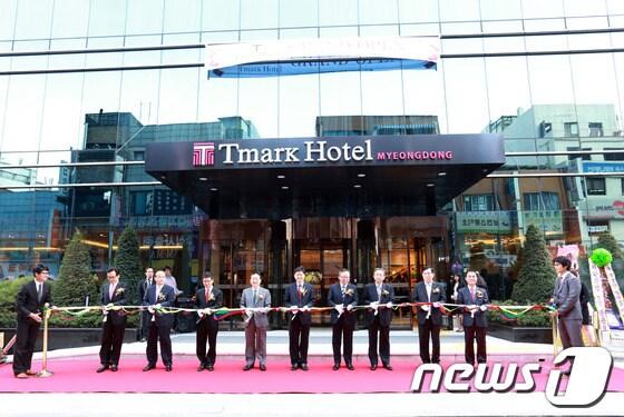 본문 이미지 - 하나투어 티마크호텔명동 테이프커팅식.© News1  