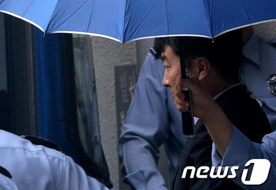 본문 이미지 - 내란음모 등 혐의로 구속기소된 이석기 의원이 14일 오후 경기도 수원지방법원에서 열린 첫 공판준비기일에 출석한 후 법정을 나서고 있다. 2013.10.14/뉴스1 © News1   손형주 기자