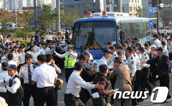 본문 이미지 - 어버이연합를 비롯한 보수단체 회원들이 14일 오후 내란음모 등 혐의로 구속기소된 이석기 의원이 탑승한 호송차가 법원을 빠져 나오자 가로막고 있다. © News1 손형주 기자