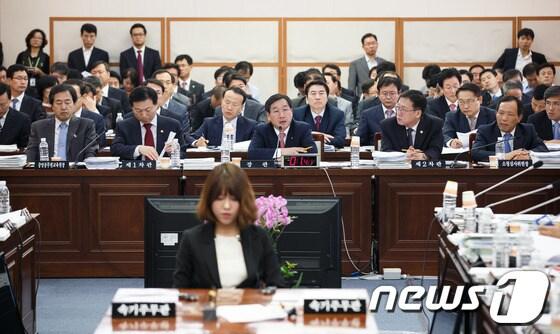 본문 이미지 - 유정복 안전행정부 장관이 14일 오후 서울 세종로 정부서울청사에서 열린 안전행정부에 대한 국정감사에서 의원들의 질의에 답변하고 있다. 2013.10.14/뉴스1 © News1   유승관 기자