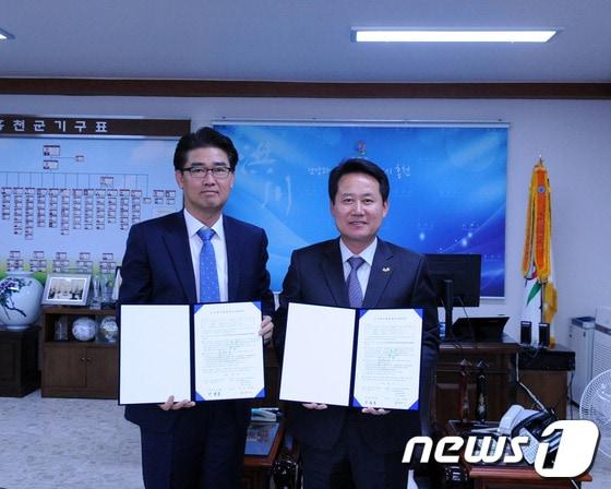 본문 이미지 - 홍천군(군수 허필홍, 오른쪽)은 초대형 TV 생산기업인 ㈜스카이미디어(대표 소동수)와 14일 북방면 하화계리 공업지역내 군유지 11필지(1만6971㎡)에 대한 매매계약을 체결했다(사진제공=홍천군청).2013.10.14 © News1  